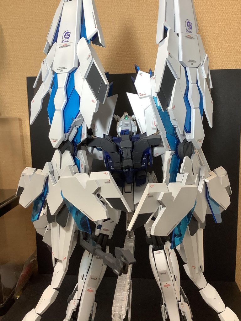 背中が思いのと腰が弱いので自重で立てません。接着したので完全変形はできなくなりました