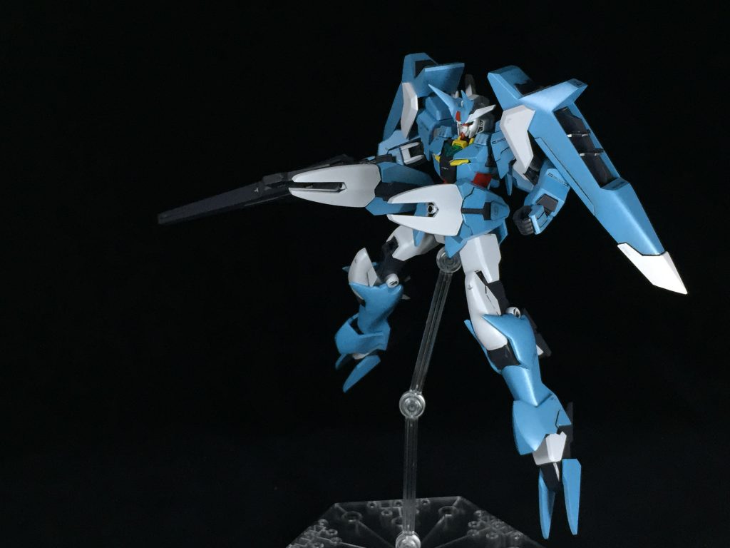 各部のデザインは今まで製作した事のない「肩の大型スラスター」や「鉤爪状の爪先」といったデザインを盛り込んでみました。メインカラーのスカイブルーにはシルバーを混ぜて角度によっては淡く反射するようにしました。(副産物)