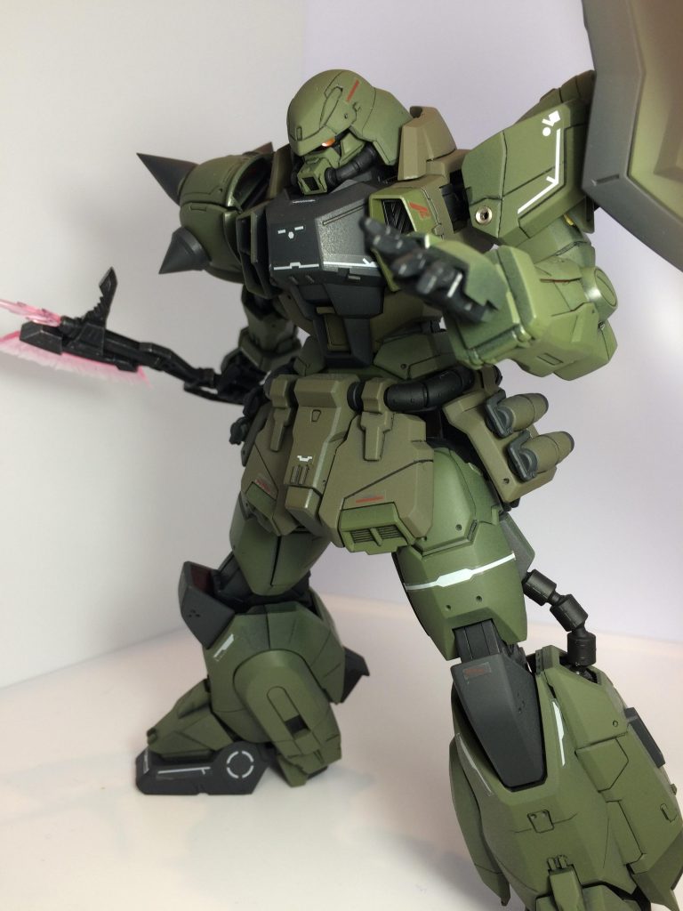 ビームトマホークを持たせて。スマートガン、トマホークはガンダムマーカーのシャインシルバーでドライブラシをしてます。