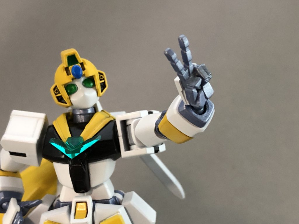 ノーベルから拝借したピースサインもこの通り。
フェイスはイエサブのガシャポンに封入されていた女性型ロボット素体からいただきました。