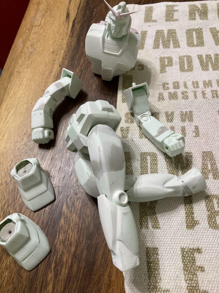 肩幅角度は大胆にカットして胴体もひねり気味に短縮、脚も約1.2倍に延長しました。