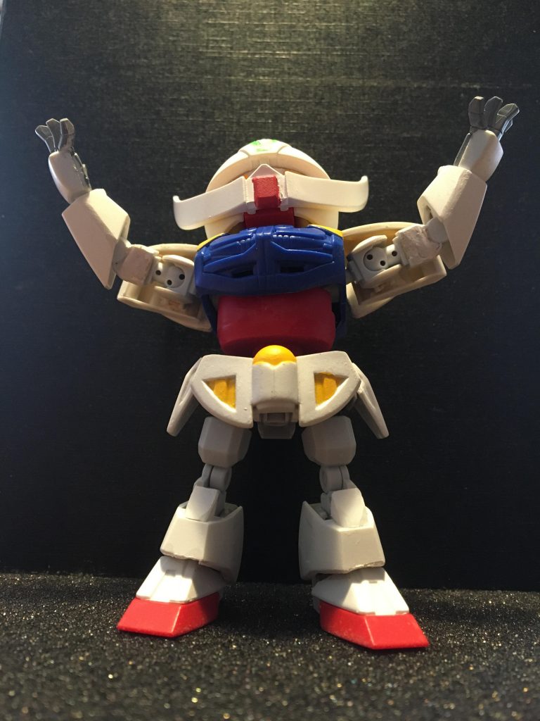 肩は後ろ側を分割して胴体に固定しました。前面の肩アーマーはネオジム磁石で固定しています。CSの穴埋め忘れてしまった笑