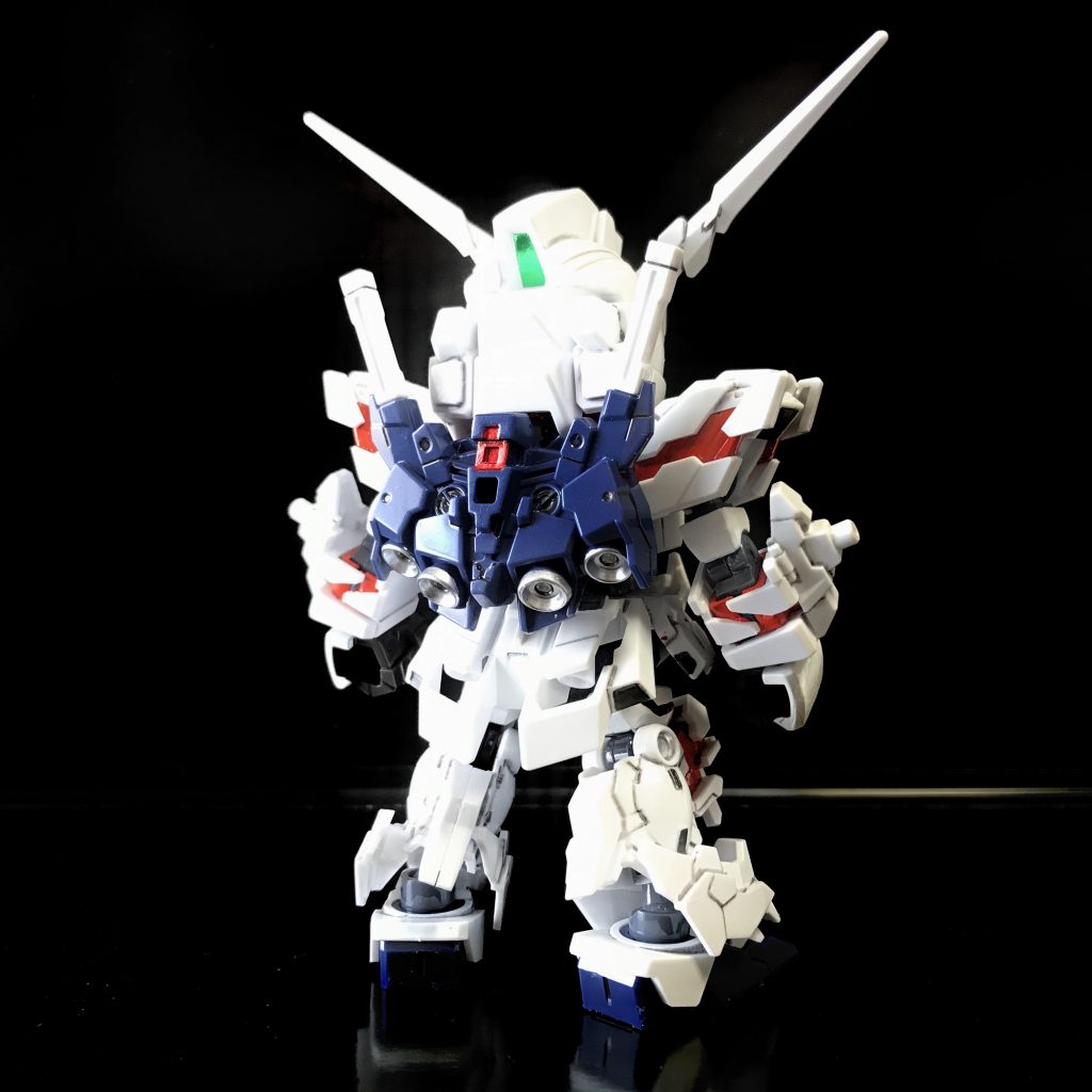 一体成形のバックパック内部のサイコフレームまでは塗れませんでした。奥まっていて、私には無理です…。また、尻アーマー内のバーニアや、ふくらはぎ下のサイコフレームも白いままです。が、少年の心があればきっと大丈夫です(^^; +