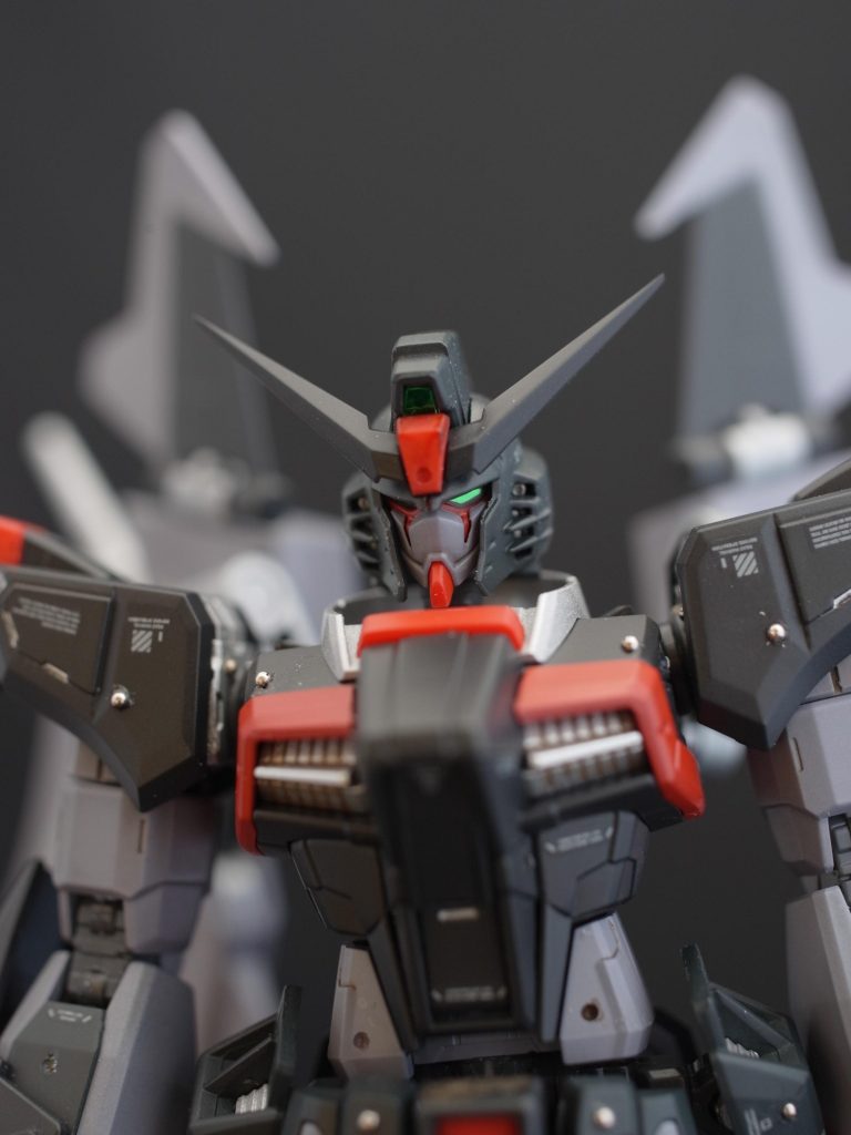 それにしても付属のホイルシールは光をよく拾うなぁ。
たまたまですが、片目が怪しく光る感じに撮れました。
今回は1mm球を随所に施してみました。
ちなみに今回は、ランナー塗装での簡単仕上げとなっております。
組んだ時には色味バランスが見えるので、それでも「違うなー」って感じた部分のカラー変更を行っています。
カラー変更を多用する自分には、利にかなった作成手順でした。