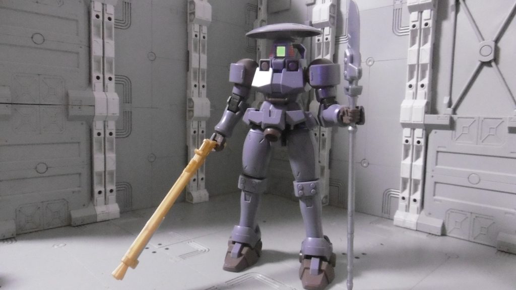 頭部はリーオーNPDで一部を通常リーオーの色付きパーツと交換。笠で陰になって見え難いため、ブラックライトを当てています。シールドは頭上へ移動して陣笠風に。武装はHGBC祭ウェポンの火縄銃と、LBX武器セットの薙刀に変更。どちらも刃先を斜め or 山型に切って若干尖らせています。