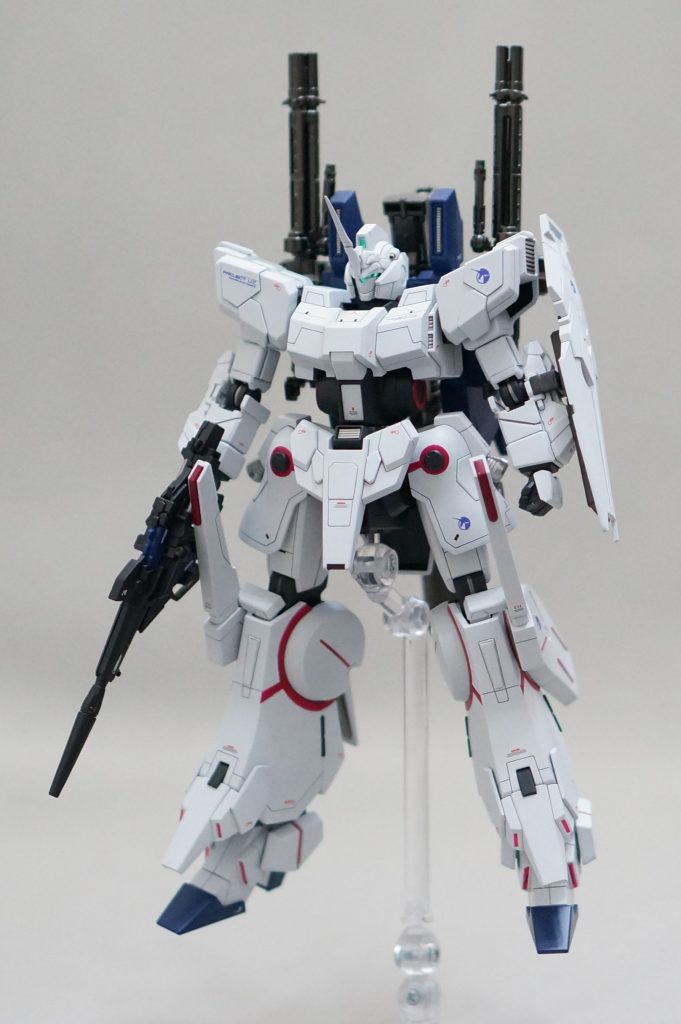 全体はユニコーンガンダムのユニコーンモードをイメージしています。サイコフレームは未使用という脳内設定なのでユニコーンモードに寄せています。バックパックに武装をマウントした状態でのシルエットもフルアーマーユニコーンを意識しています。