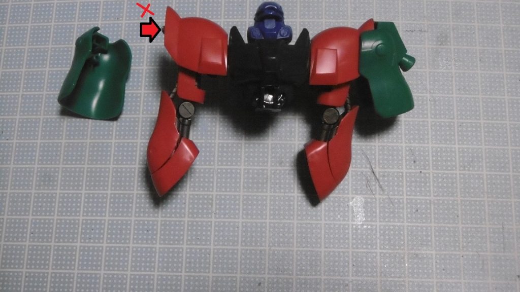 上半身。
ヤクト肩のボールジョイントを落として、ドーベンのパーツを肩アーマーとして塗装後に接着。貼り付ける面積に余裕があまり無いので、本体をガシガシ動かそうとすると接着していても外れ易く感じました。