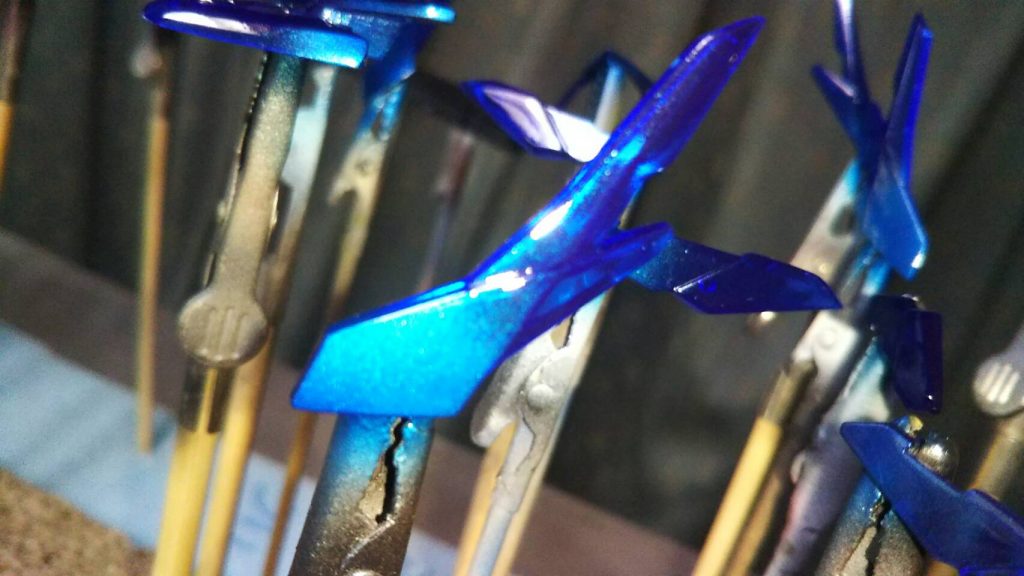 紫のクリアパーツにシルバーでグラデーションを入れ、クリアブルーで色変え。