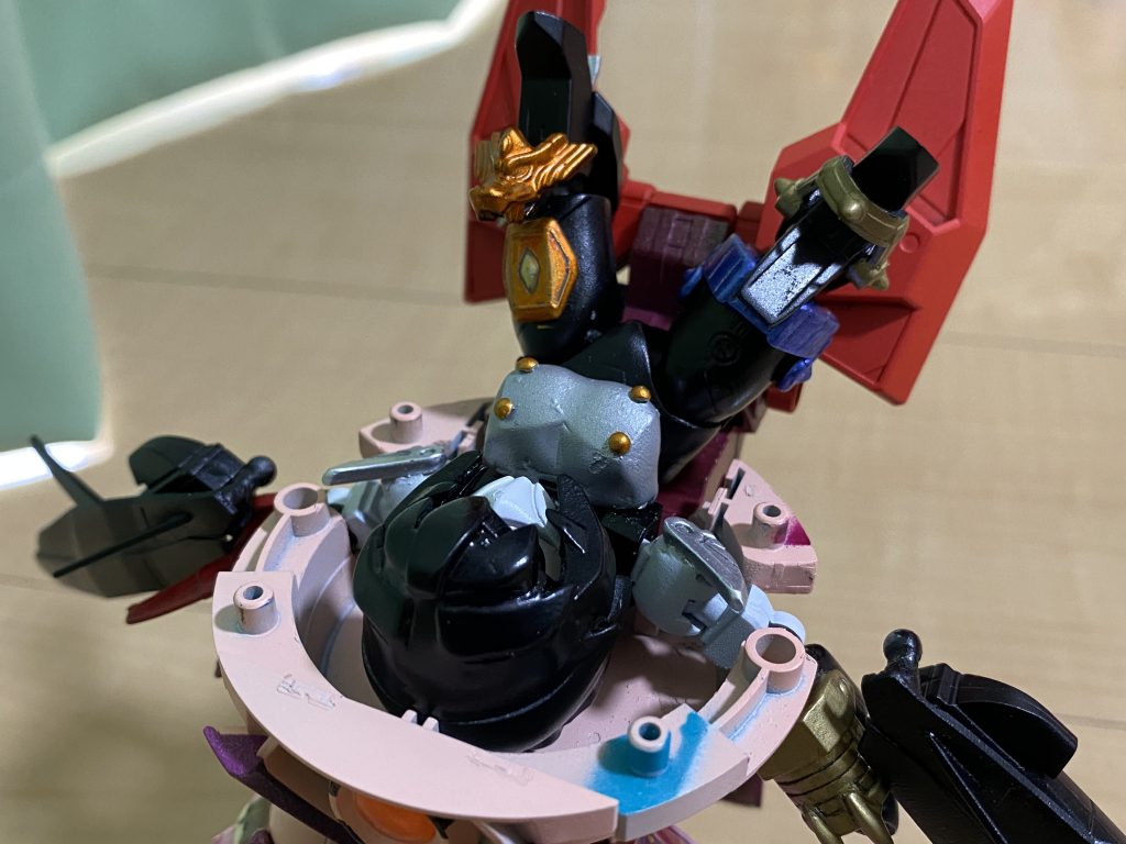 そして頭部をパカッと