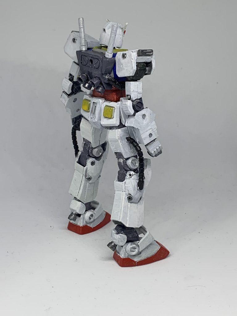 背面。アキレス腱部分にスラスターを追加しました。コミックでは無かったと思います。