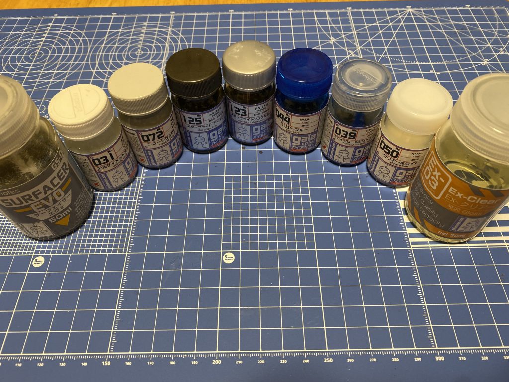 サフは サーフェイサーエヴォ外装 アルティメットホワイトとニュートラルグレーⅡ関節 スターブライト アイアンサイコフレーム スターブライト ジェラルミン下地クリアーブルーとプライマリーメタリックブルー部分にクリアーホワイト武器は調色ブラックトップコートにEXクリアー3回吹きました