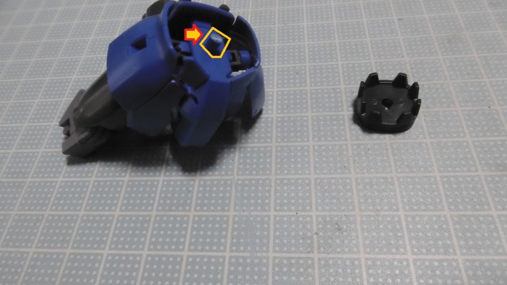 グフＲ３５の腰にある軸を短くしています。