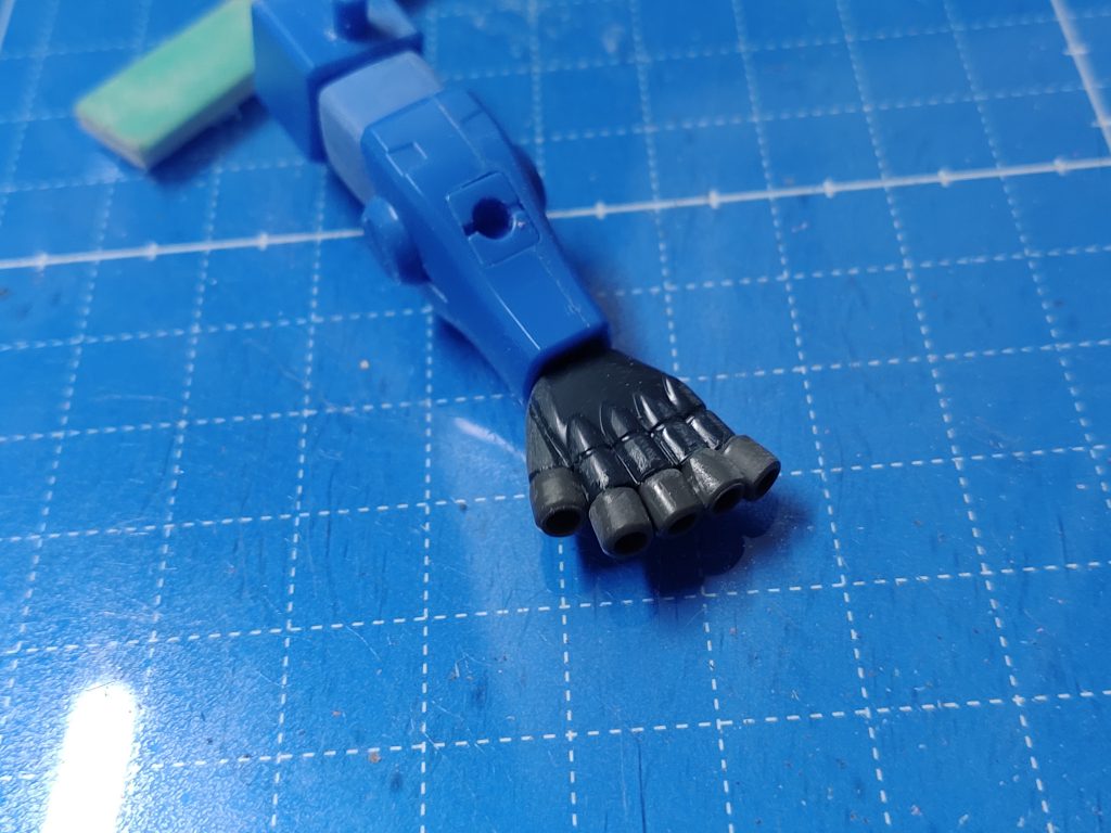 左手首は旧HGグフカスタムのボーナスパーツを加工