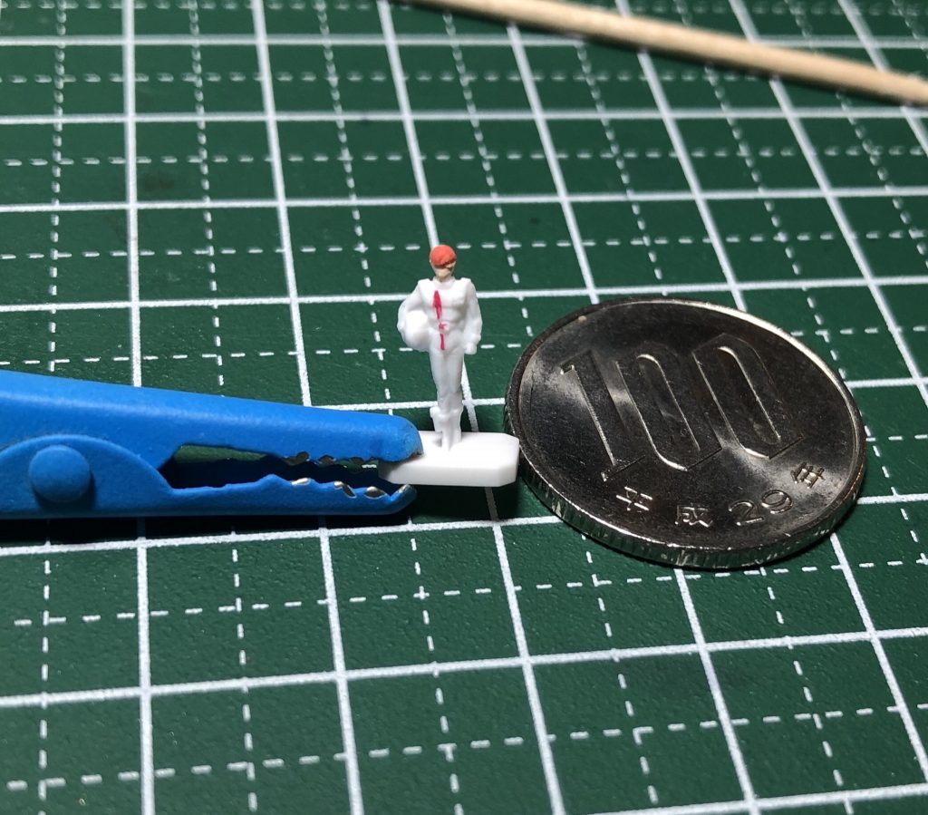 真っ白な状態で一度つや消しクリアを拭き、ダイソーの絵の具で塗っていきます