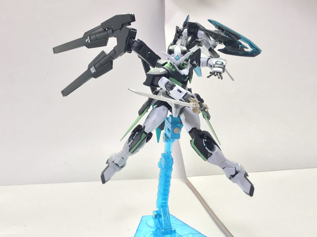 GNカタナ。背部マルチアームユニットから抜刀する本機唯一の手持ち式格闘武器であり、刀身の長さに対して重量が非常に軽く扱い易くなっているが、一撃の重さでは原型機のGNソードVに劣る。