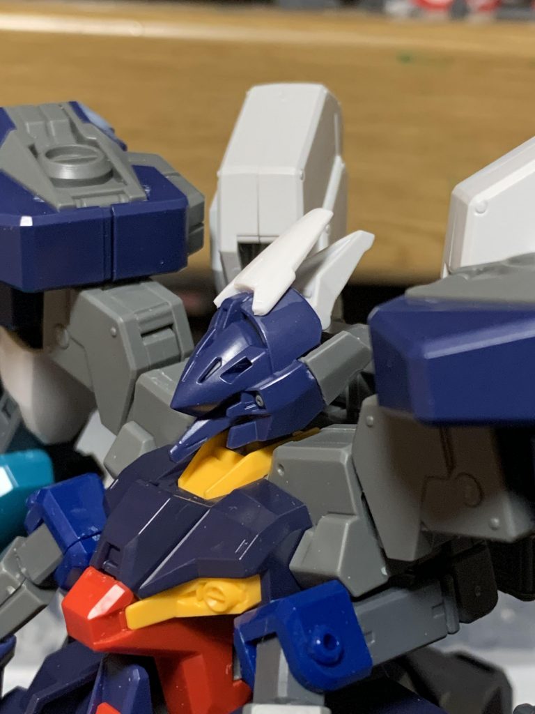 頭部も余剰パーツのウーントウォードヘルムにハイゼンスレイⅡのマスク部を加工して使用しています。ジャンクパーツで後方に伸ばすようにしています。