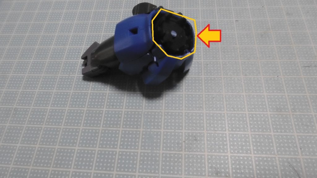 ガンダムヴァサーゴの下腹部は、可動制限を受けないよう接着していません。すると腰が回らなくなります。