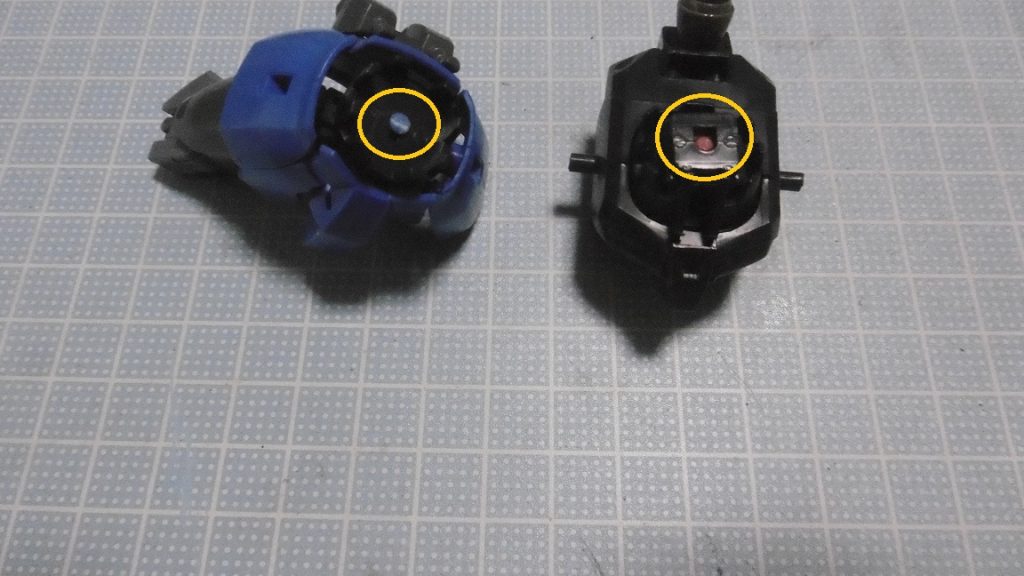 腰側の軸を短くしたのは、胴側の伸縮軸と干渉してしまうため。
元々の接続ピンは既に折れていたので完全に落とし、ヴァサーゴ側のパーツを接着しています。
軸接続故に安定はしないものの、簡単に分解する事もありません。