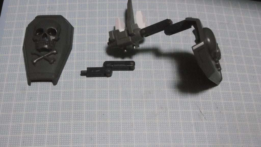 バックパックは上記の通り、各ＨＧＢＣをヴァサーゴのアームで接続。シールドアーム化させています。ＨＧＢＣのアーム群に比べて自由度は高くないものの、腕との干渉を避けるには十分。しかし装備すると腕の可動域が若干制限されがちで、ポージングによっては大盾のみ外しています。
バックパック装着時に胴体との間が若干開くものの、そんなに目立たなかったのと大盾の位置がズレ込んでしまうため、バランス調整の観点からこのまま使いました。