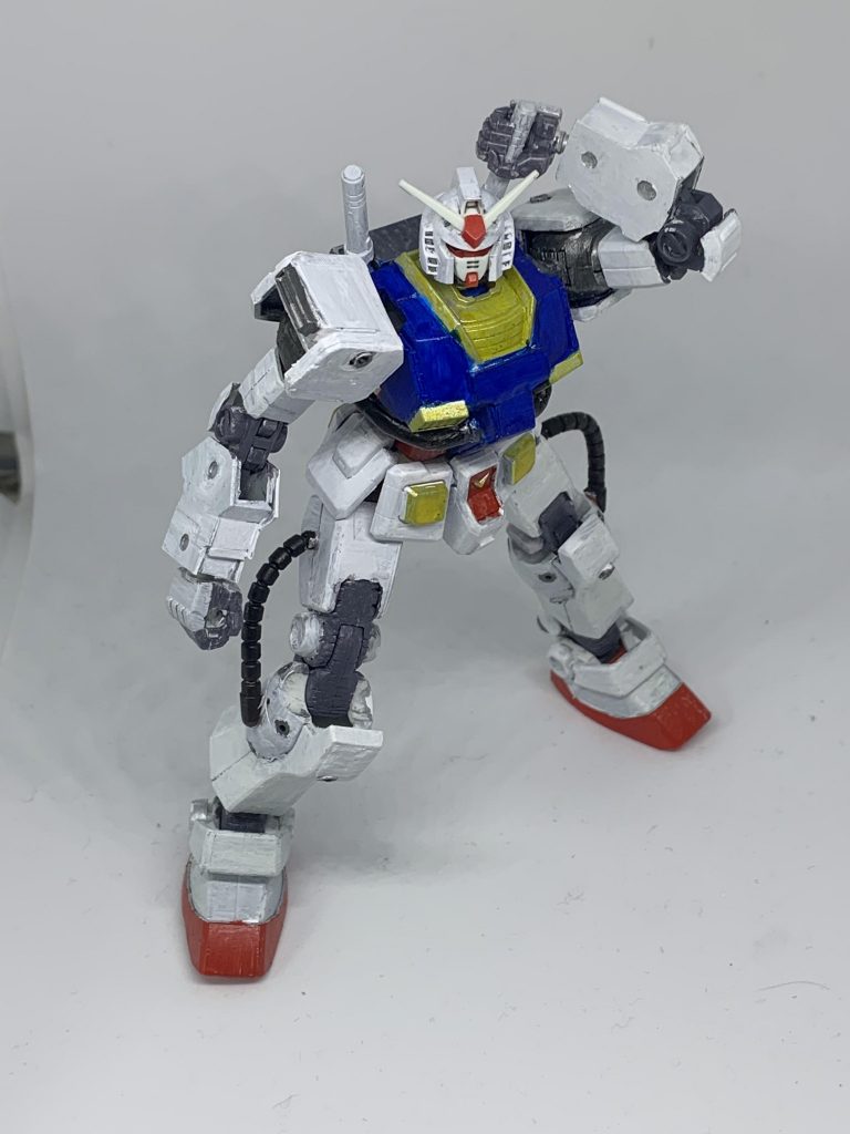 肘関節はかなり曲がります。前腕部はスクラッチしてみました