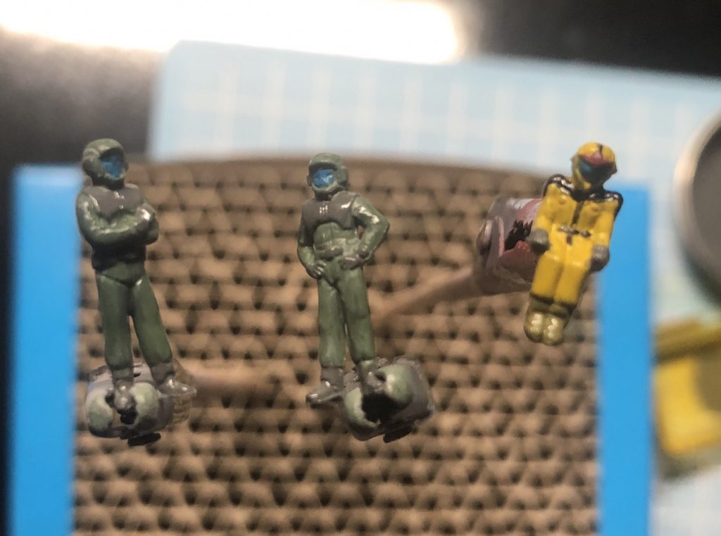 パイロットや作業員もしっかり塗り分け塗った後に気づいたけど、作業員の方は間違えてジオンの作業員を参考にしていた挙句、頭部のバイザー部分は開いてて顔があったのにバイザーと同じ色で塗ってしまうというね
    +