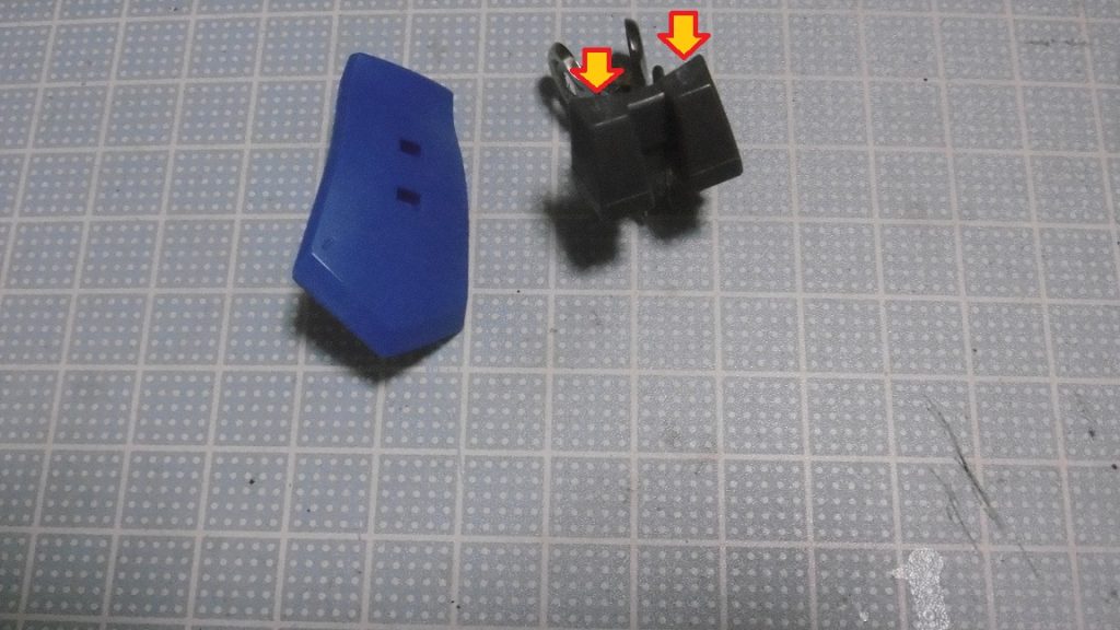 グフＲ３５の腰バーニアパックから、動力パイプを無くしています。生えていても途中で切れるため。フロントアーマー側の動力パイプも使いませんが、黒系の塗装で目立たなくなりました。