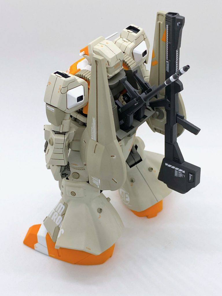 細かいコーションマーキングはハイキューパーツの汎用デカールを使用。色は本体カラーに合わせてオレンジと白にしました。 