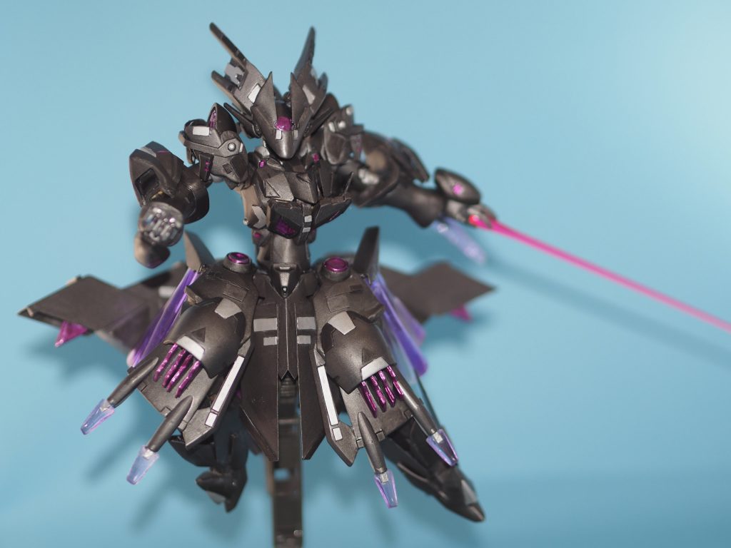 ギラーガの手を採用しているため、ビームバルカンとサーベルの付け替えができる。また、手の甲についてるパーツは磁石が付いてるため握り手の差し替えパーツにも接続可前掛けにソードビット×4、ビームバスター×2を装備しており、ビームバルカンと共に相手を迎撃できる。