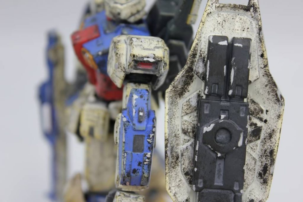 シールドはネオジム磁石で接続。
反対側にはプラ棒で同じディテールを作っているので外しても違和感ありません。