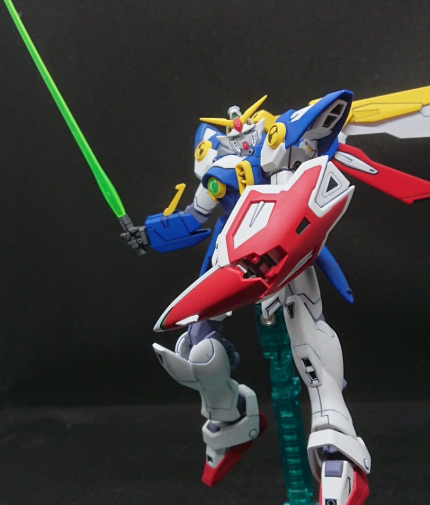 ビームサーベルシールドの開閉はクリアランスがギリギリで、塗装するとフチの部分が削れるので要調整です。下部パーツが下に潜り込む辺りが高確率で擦れるので、上側パーツの白いフチの一番下の部分裏側を削っておいたほうがいいです+