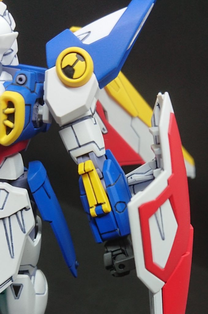 腕は合わせ目がモールド化していますが、肘の三角形モールドが真っ二つになっているので、結局接着して合わせ目消してます。問題は中央にはめ込むクロー基部の稼働パーツで、回転させながら塗装していると高確率スレまくってひどいことになります接着前によく削ってクリアランス確保しておいたほうがいいです+