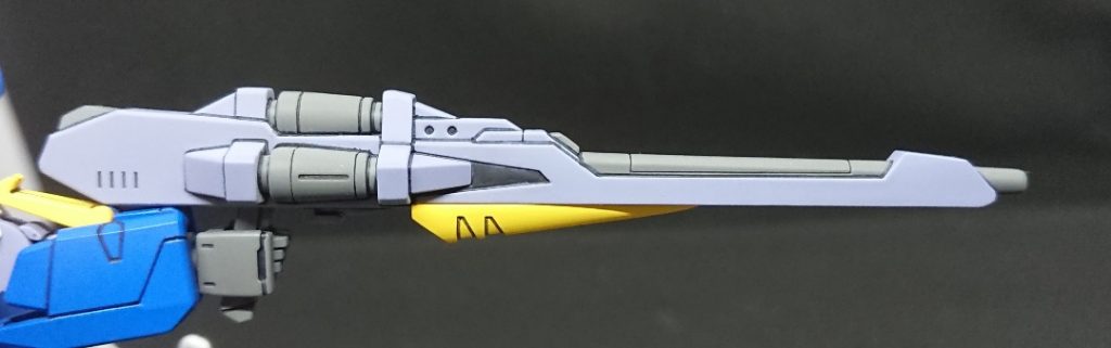 バスターライフル驚異の黄色パーツ以外一体整形モナカ割ライフルとしては割合塗り訳が複雑で、このキット最大の難所かと。ウイングガンダムはTVの設定画だと関節部のグレーとバスターライフルの色が同じ「紫っぽいグレー」なんですよね。グレーの色合いを紫で表現してるというかでも手首のグレーはまた色が違ったりするという+