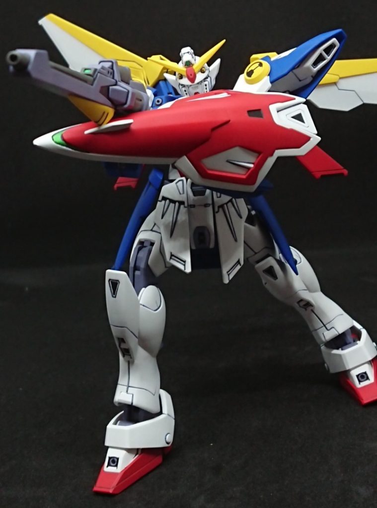 さて、前述の黄色部分の塗装ですが、最近ガイアノーツさんが出した勇者シリーズカラーのシャインイエローを使ってみました。これはガオガイガーの胸のライオンの黄色部分を再現した色なので、現実には金色であろう部分の黄色。しかも平成ガンダムと同世代のサンライズ作品ということで、色の方向性は同一ではないかと思い使用してみました。どうでしょうかね?+