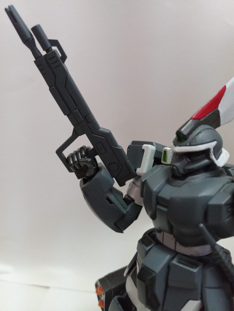 専用ビームライフルゲイツの物を改良したビームライフル。破壊力はセカンドステージMSにも引けを取らない。切り詰められたものがハイマニューバ2型に使用された。