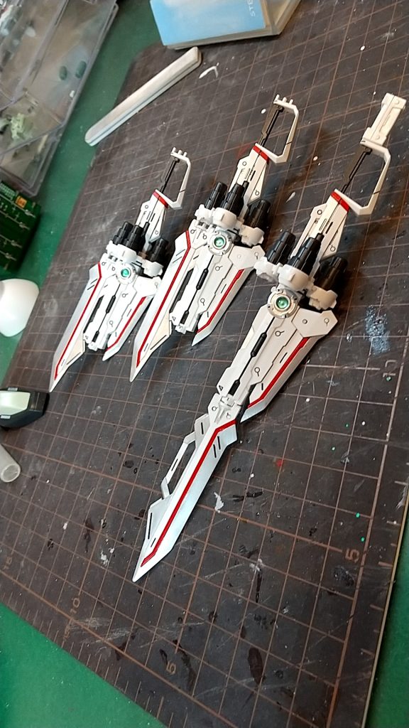 白成型色色分け無しだったので塗装とHアイズ埋め込みしました