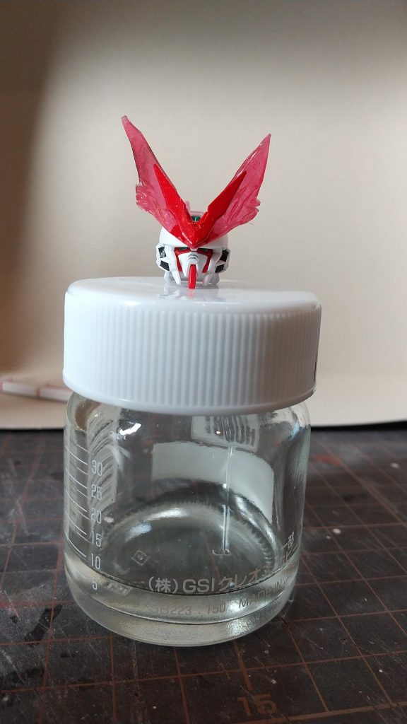 ビームアンテナも白成型色だったんでランナータグ使ってクリアパーツ化アップで見ると左右非対称だったりするけどまあいいかなw