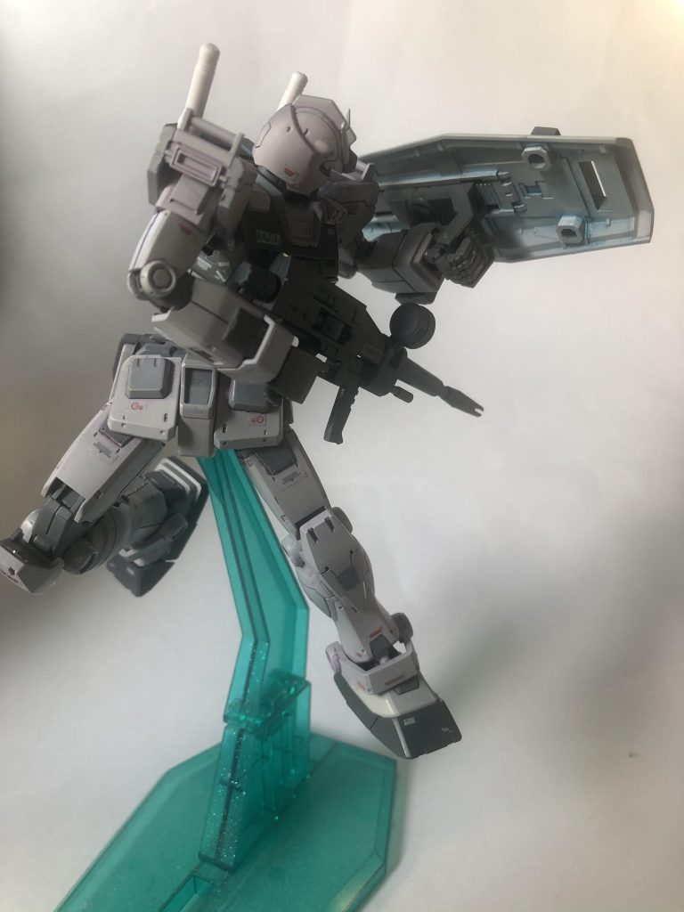 ジム・ガードカスタム譲りの可動なので写真のようなニュータイプ撃ちもできます