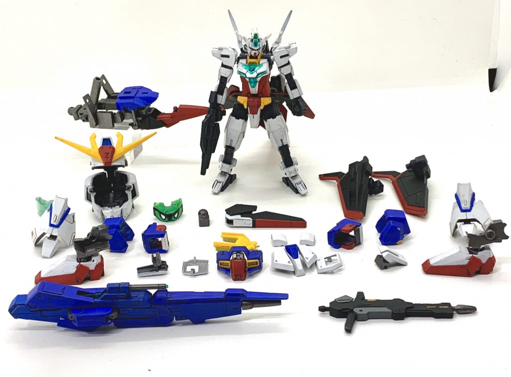 パーツをバラすとこんな感じ。前作エースディガンダムよりパーツ数が多くなりました。ゼータガンダムの特徴的なスネアーマーを取り付けるのに苦労しました。左上にあるのはウェーブライダーのフレームです。SDCSゼータの背中とシールドは合体には使用しません。