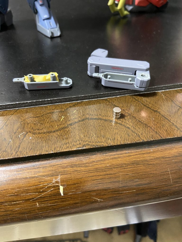 アトミックシザーズのアームにはネオジム磁石を埋め込み保持力強化しています。これがないと重さでアームが下がる為です。