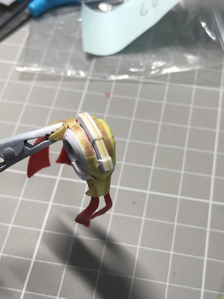 ナドレの難関箇所、頭の合わせ目は塗装を終えてから合わせ目箇所以外をマスキング。光硬化パテにて行いました。
前もって段落ちさせておくと後からのパテ処理も楽ですね。