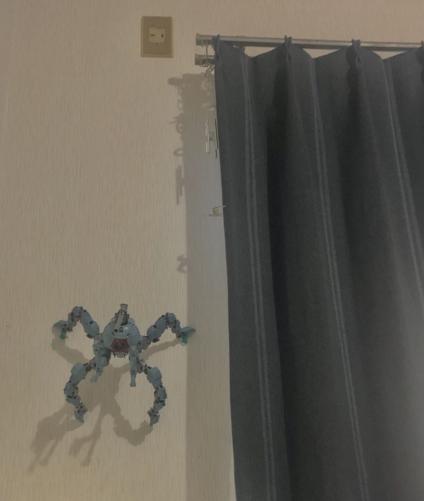 オマケ壁に蜘蛛みたいに引っ付けてみた...うーん....キモい...
    +