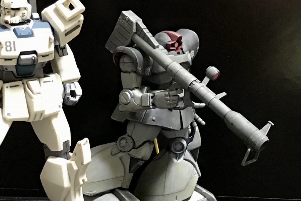 それとはまた別の機体ですが、坑道都市の市街地にて… ビルのかげで待ち伏せするシローのEz8の背後を高速で突破する、制圧部隊のドム。（シロー）一機逃した！ カレン、スカート付き、速いぞ！（カレン）任せな。