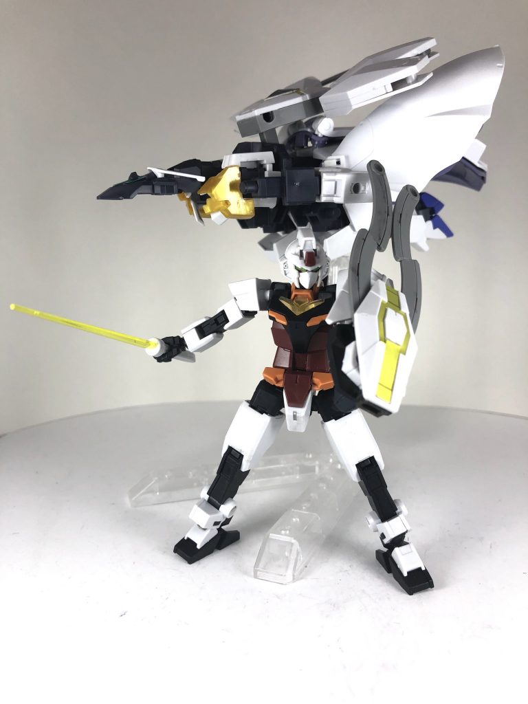 コアは予備パーツから製作。頭部が簡略化され、専用のアローシールドを装備。シールドにはビームガンを内蔵。