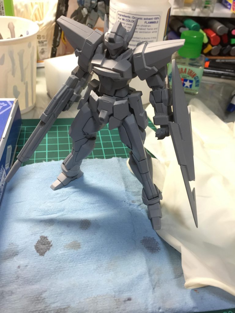 今回は合わせ目をダンモで処理したぐらい。メインは塗装でしたね。