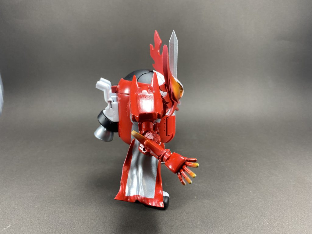 右側面です。特徴的なドラゴンの顔はヴァルキランダーのパーツにパテを盛って削り出してます。