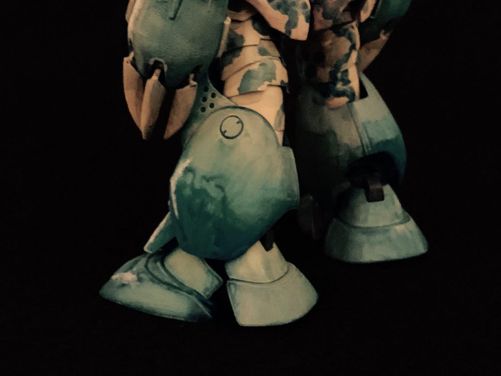 塗料の筆ムラと滲みを活かしたつもりです。