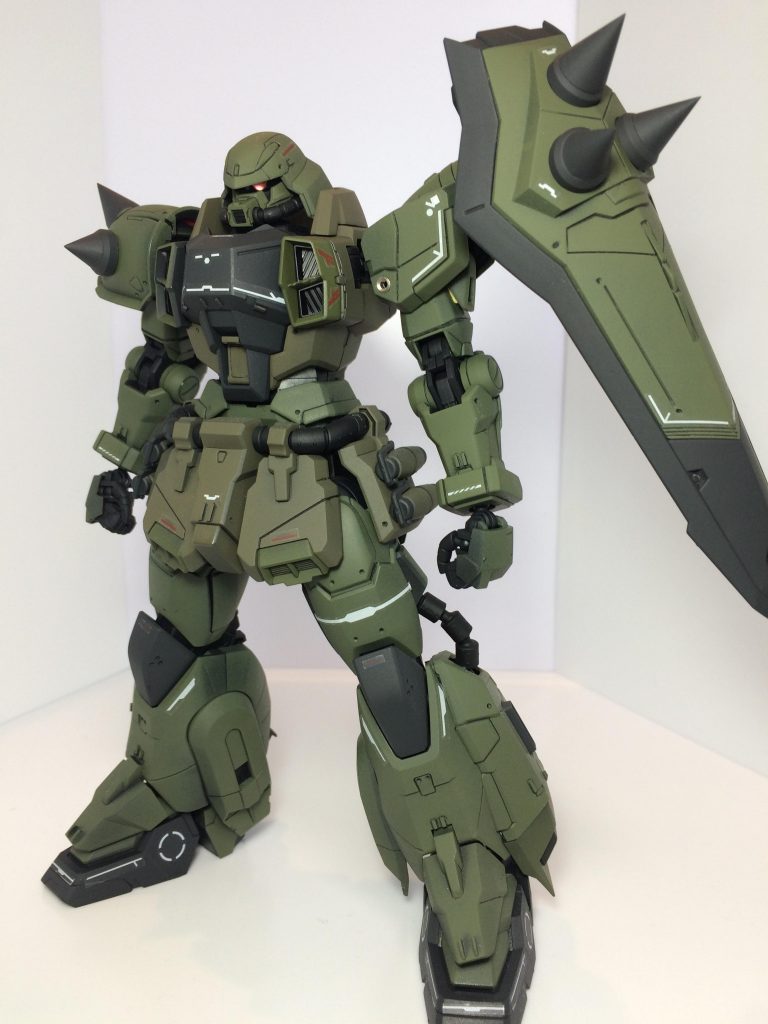 立ち姿です。SEEDの世界観からクロスオーバーして、宇宙世紀に存在していたら‥という妄想しながら作製しました。というのも、自分にはどうしても「06Rっぽいが、シナンジュ・スタインにどこか似ている‥」という考えが離れなかったのです。宇宙世紀に存在していたとして、ザクにしてはシルエットが角ばっててマッシブ(カッコいい!)、特徴的な襟‥。これは‥。UC、NTの世界のその後。タクヤがシルヴァ・バレト・サプレッサーのビームマグナム使用のデメリットを前々から感じており、そこをサポートできる機体を開発したいと、以前密かに手に入れたシナンジュ、シナンジュ・スタインの機体データ、戦闘データを元に(ネェル・アーガマに残ってた)コストや運用面も考えて設計した機体だったとしたら‥などと考えながら作ってました😅秘密裏に開発された機体であるため、偽装も兼ねて「ザクに見せかければ、今更大昔の旧式、気にもとめない!」とザクヘッドにし、ザクに還る、という意味で「リ・ザーク」という機体名にした(機体の型式番号は適当です😅)。ep.1でタクヤがザクだぜ!って言ってたこともあったので🤭テストパイロットは若手のルナマリア・ホーク。当初は白を基調としてたが、リアリストであるルナマリアの意見により、緑を基調としたミリタリー色に変更(赤ではなかった笑)。ということで、前置きが長かったのですが、元々ザクのリアルタイプカラーをザクウォーリアでやってみるつもりだったので、緑はmrカラーのダークグリーン、オリーブドラブ1、タミヤカラーのオリーブドラブ2、グレーはmrカラーのジャーマングレーのスプレー塗装です。フレーム、黒部分は成形色です。今回は初めて下地を黒、グレーからの立ち上げに挑戦してみました。難しかったです😢うまくいきませんでした。