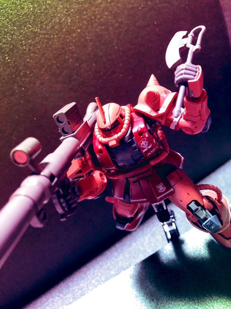 MS用バズーカA2型とヒート.ホークを構えて