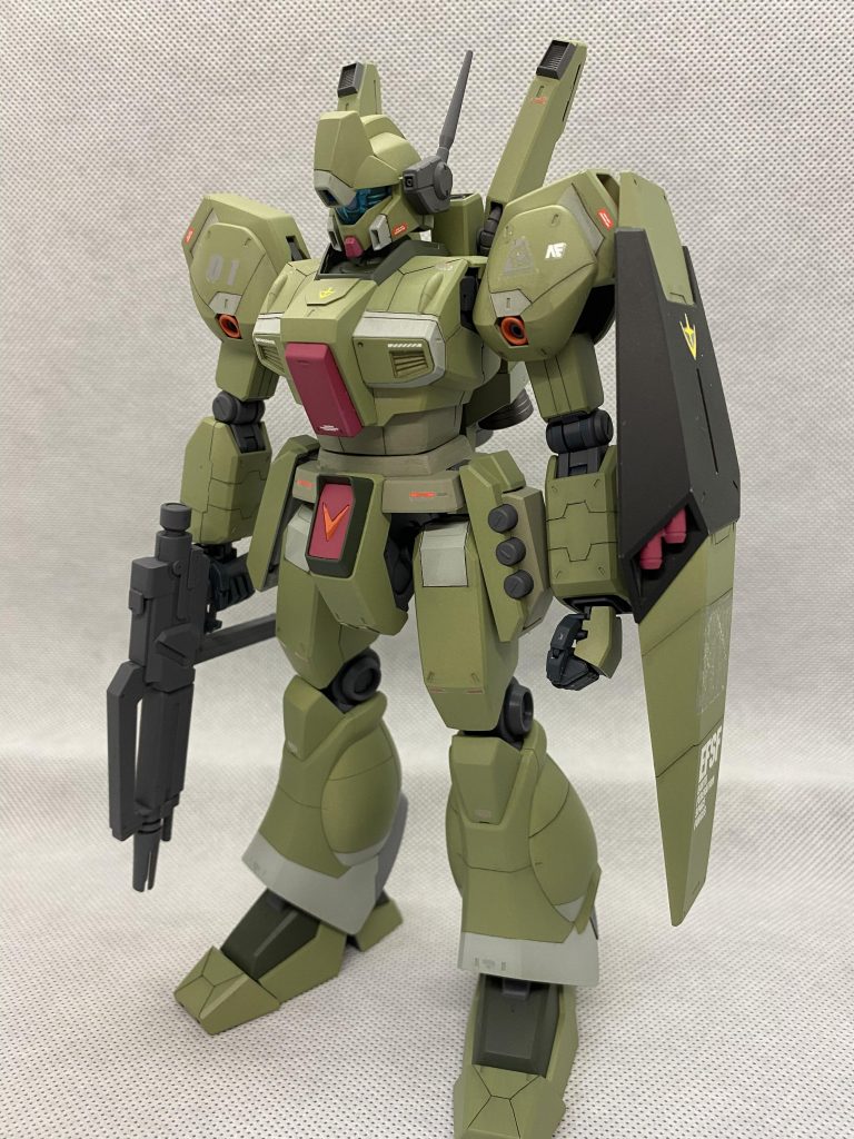 主に全体的なスジボリ・腹部と腰部を2mm延長・背部スラスターに追加でバーニアを接着をしました。