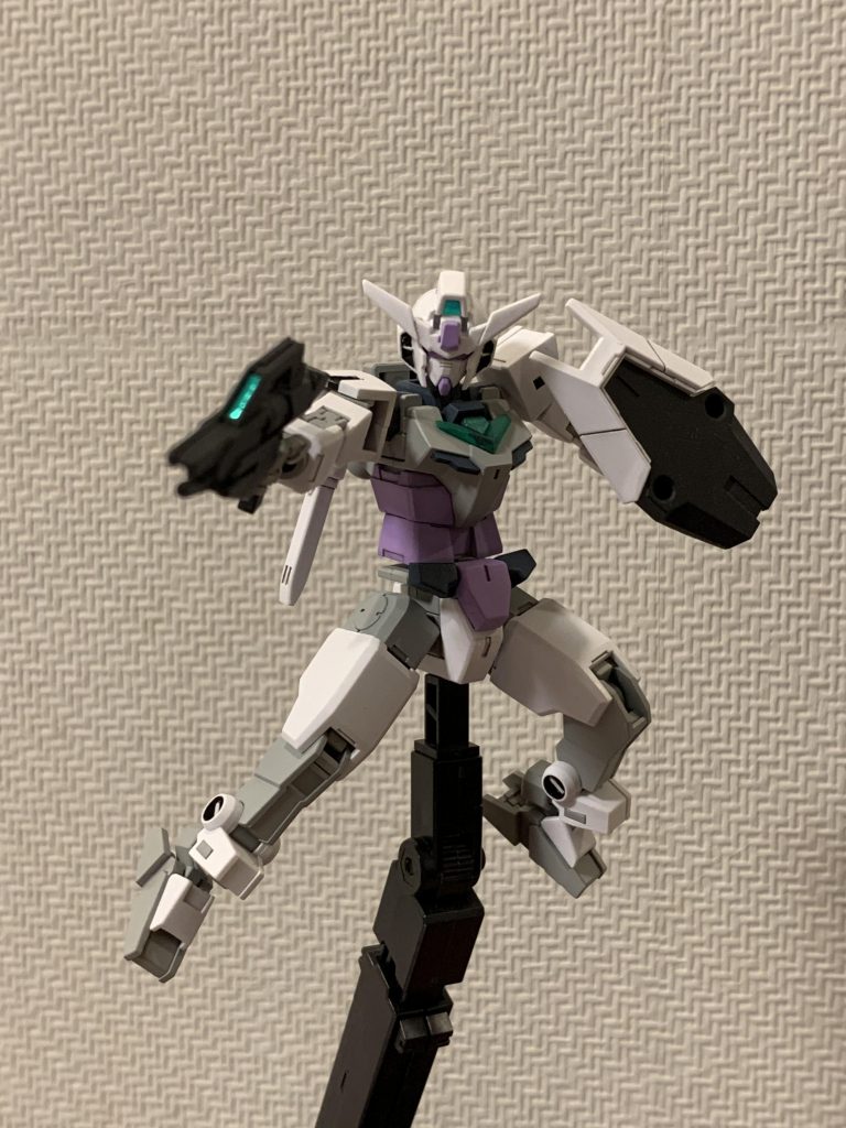 まずはコアガンダム G-3カラーから。
パープル部分が少し明るいかなって思いましたが、つや消し吹いたりアースリィにしたりするうちに違和感が仕事しなくなりました。